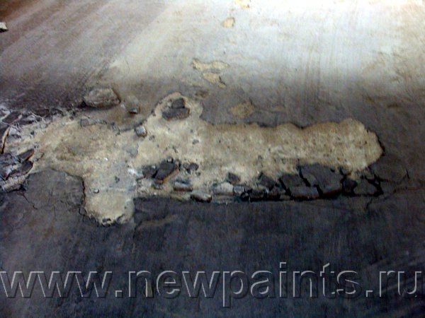 Дефекты пола в подземном гараже, подлежащие устранению с помощью полимер-бетона.