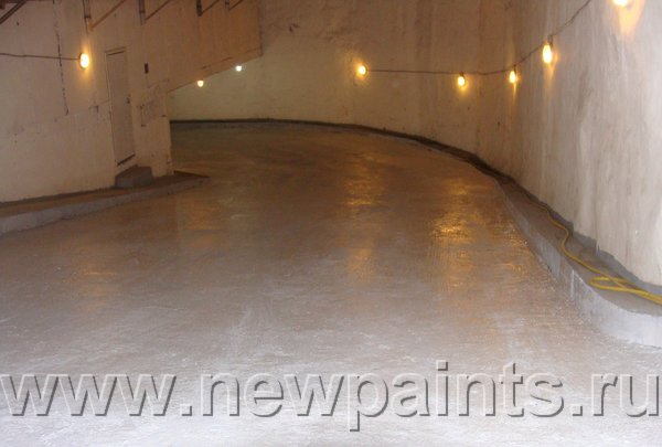 Устройство полов в подземном гараже с помощью полимер-бетона. Толщина цементной стяжки 1-3 мм. Полы отремонтированы полимер-бетоном и покрыты резиновой краской.