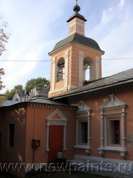 Церковь Живоначальной Троицы в Хохловском переулке, Москва. Розовая и белая фасадные краски, красный антикор на железной двери.