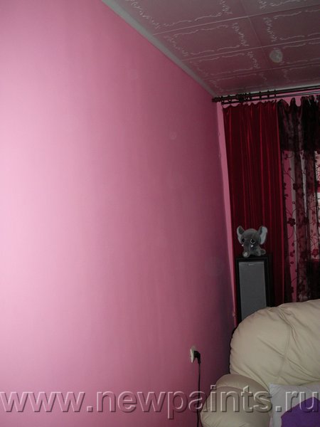 Стена комнаты, покрашенная «Резиновой» краской.