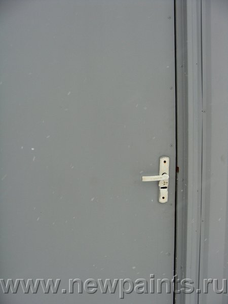 Металлическая дверь, окрашенная Резиновой краской серого цвета.