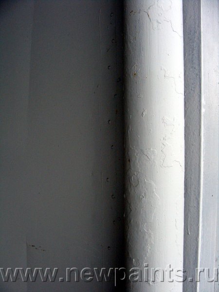 Стена окрашена Резиновой краской серого цвета, без предварительной обработки. Столб, окрашенный по ржавчине без подготовки Резиновой краской без антикора.