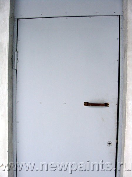 Металлическая дверь, окрашенная Резиновой краской серого цвета.