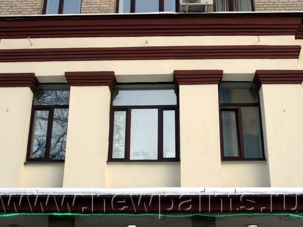 Здание ЦНИИМЭ в Химках, Московская область. Окрашено Фасадной (светлой) и Резиновой (коричневой) красками более 7 лет назад.