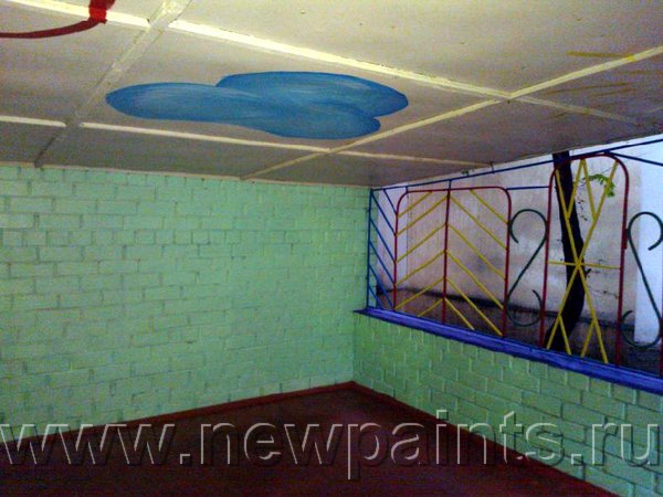 Внутренняя часть прогулочного павильона в Детском доме №13. Стены и решётки выкрашены Резиновыми красками. Облака на потолке нарисованы Резиновыми красками.