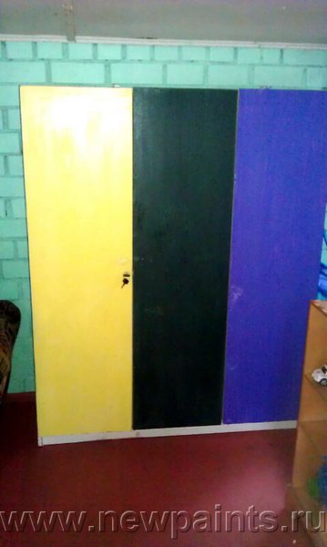 Передняя стенка шкафчика в прогулочном павильоне детского дома выкрашена Резиновыми красками. Художник выбрал необычное сочетание цветов. 