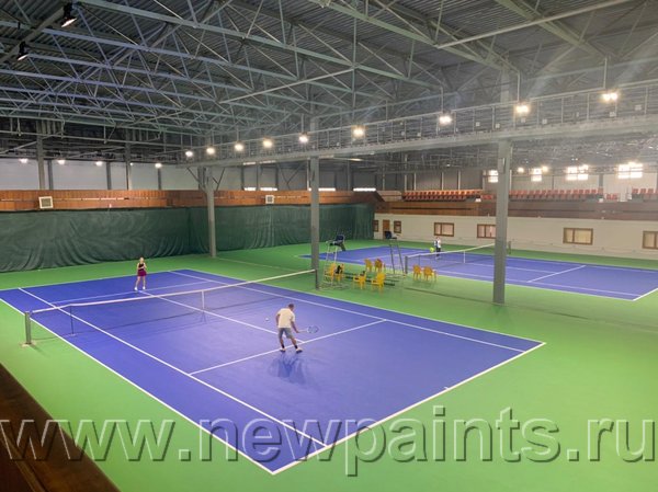 Крытый теннисный корт с твердым покрытием в большом спортивном центре г. Красноярск