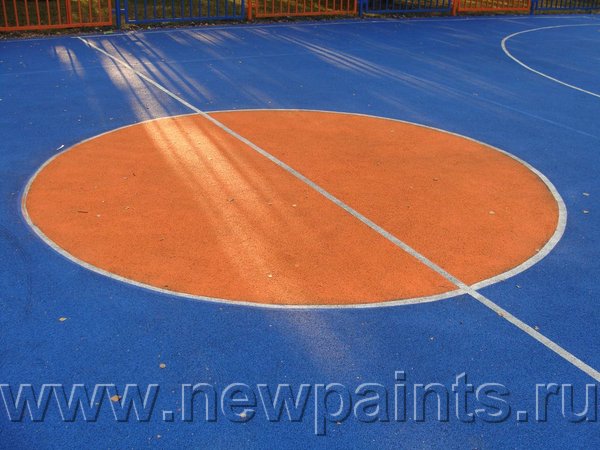 Спортплощадка школы в микрорайоне Строгино, резиновое покрытие окрашено нашей резиновой краской